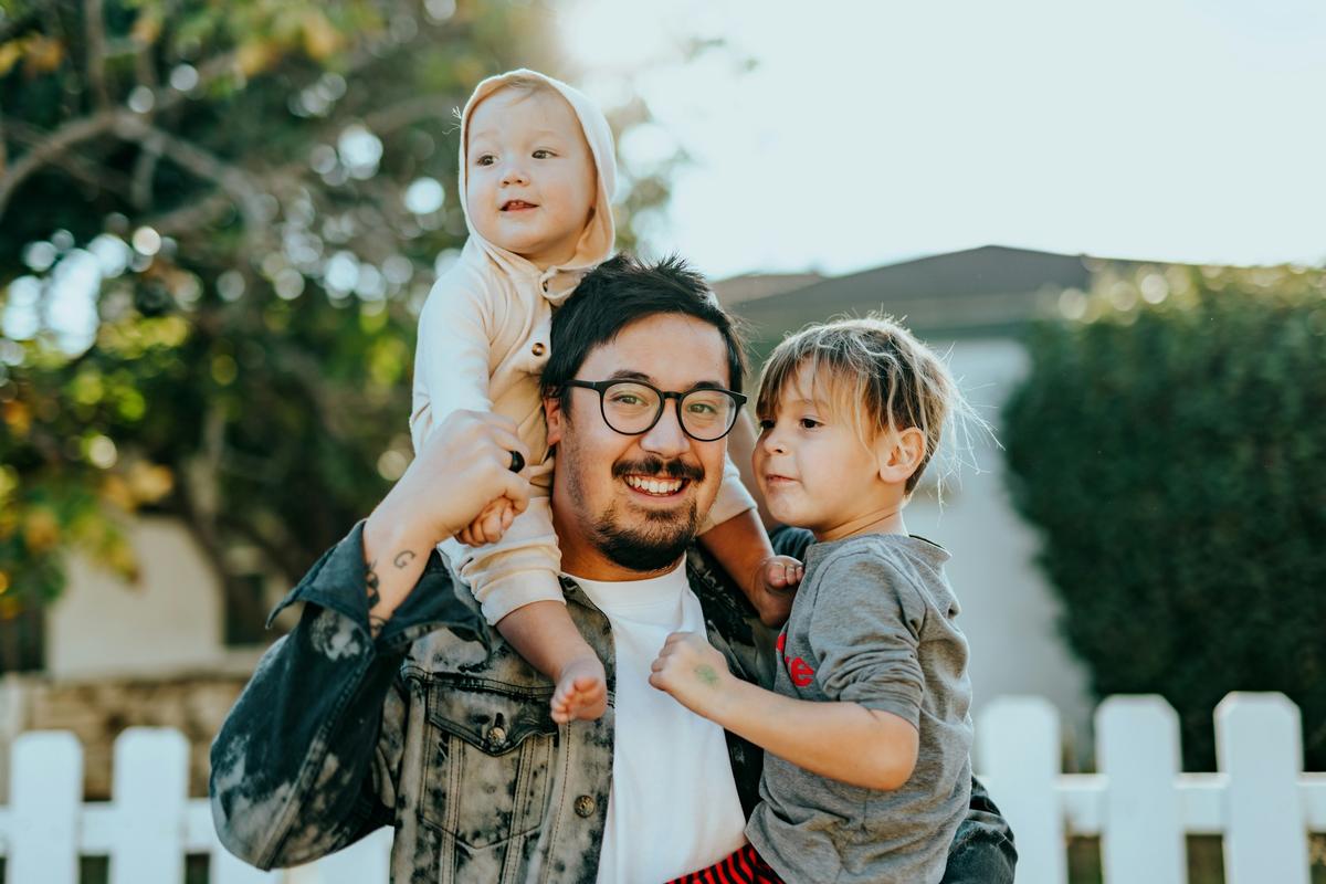 Padre disfrutando tiempo con su bebé, libre de estrés financiero